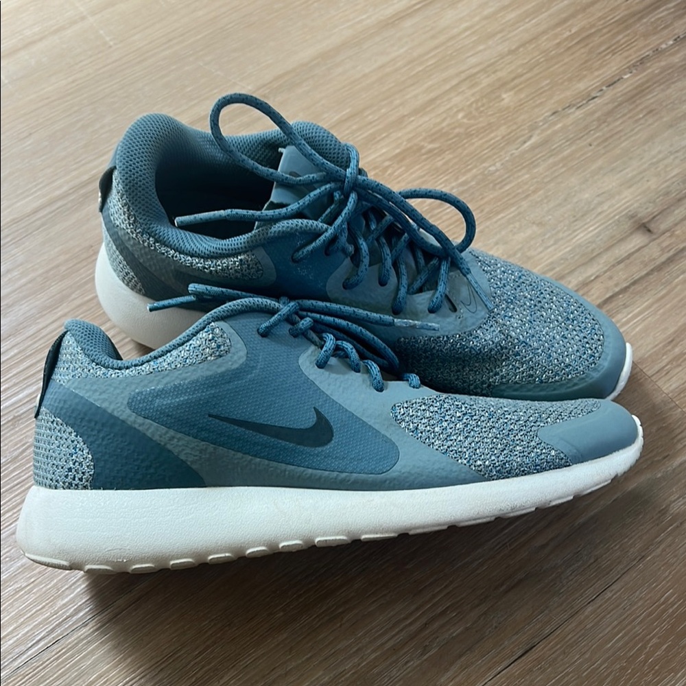Nike Zaca Women’s Teal & White Running Shoes